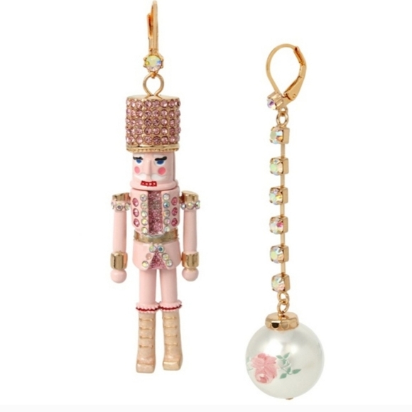 🔹️Betsey Johnson🔹️ Holiday Nutcracker Mismatch Linear Drop Earrings - Picture 1 of 2